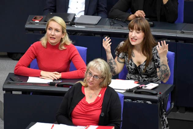 Ines Schwerdtner und Heidi Reichinnek in der 89. Sitzung des 21. Deutschen Bundestages im Reichstagsgebäude. Berlin, 09.07.2026 *** Ines Schwerdtner and Heidi Reichinnek at the 89th session of the 21st German Bundestag in the Reichstag Building in Berlin, July 9, 2026 Foto:xF.xKernx xFuturexImagex bundestagssitzung89_6745