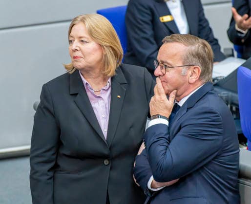 Bärbel Bas + Boris Pistorius EUR, Deutschland, Berlin, 09.07.2026: Bärbel Bas (SPD), Bundesministerin für Arbeit und Soziales und Boris Pistorius (SPD), Bundesminister der Verteidigung vor der Regierungserklärung im Deutschen Bundestag zur aktuellen politischen Lage durch den Bundeskanzler Friedrich Merz (CDU). *** Bärbel Bas, Boris Pistorius, EUR, Germany, Berlin, July 9, 2026: Bärbel Bas (SPD), Federal Minister of Labor and Social Affairs, and Boris Pistorius (SPD), Federal Minister of Defense, prior to the Chancellor’s statement on the current political situation in the German Bundestag by Federal Chancellor Friedrich Merz (CDU)
