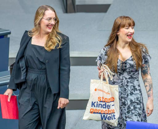 Katharina Dröge und Heidi Reichinnek EUR, Deutschland, Berlin, 09.07.2026: Katharina Dröge Vorsitzende der Bundestagsfraktion B90 Die Grünen und Heidi Reichinnek Vorsitzende der Fraktion Die Linke im Bundestag mit Jutebeutel mit Aufschrift Starke-Kinder-gerechteWelt vor der Regierungserklärung im Deutschen Bundestag zur aktuellen politischen Lage durch den Bundeskanzler Friedrich Merz (CDU). *** Katharina Dröge and Heidi Reichinnek EUR, Germany, Berlin, July 9, 2026 Katharina Dröge, Chair of the B90 The Greens parliamentary group in the Bundestag, and Heidi Reichinnek, Chair of The Left parliamentary group in the Bundestag, holding a tote bag with the slogan Strong Children, Fair World before the Chancellor’s statement on the curren
