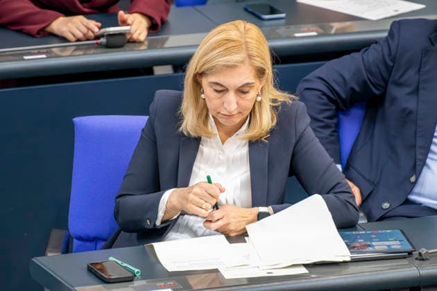 Nina Warken EUR, Deutschland, Berlin, 09.07.2026: Nina Warken (CDU), Bundesministerin für Gesundheit vor der Regierungserklärung im Deutschen Bundestag zur aktuellen politischen Lage durch den Bundeskanzler Friedrich Merz (CDU). *** Nina Warken (EUR), Germany, Berlin, July 9, 2026 Nina Warken (CDU), Federal Minister of Health, prior to the Federal Chancellor Friedrich Merz (CDU)’s statement to the German Bundestag on the current political situation