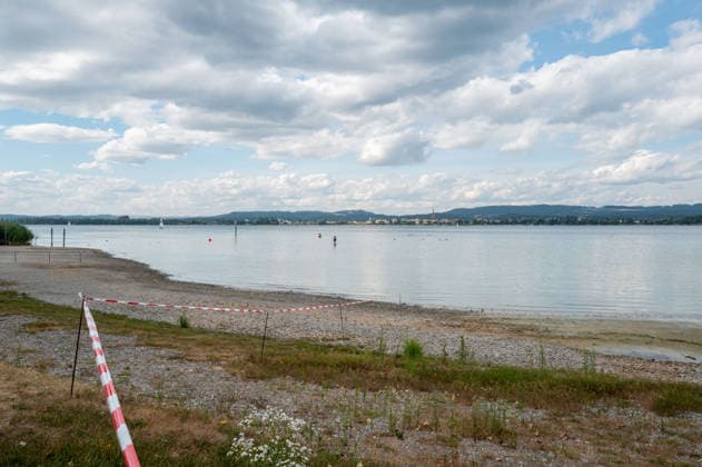 Iznang Niedrigwasser am Bodensee bei Iznang Iznang, Baden-Württemberg, Deutschland Niedriger Wasserstand am Bodensee beim Strandbad Iznang am Untersee. Eine Person läuft weit draußen durch das Wasser, das nur knapp über die Knöchel reicht. Große freiliegende Ufer und Kiesflächen machen deutlich sichtbar, wie weit sich das Wasser am Bodensee durch den niedrigen Pegelstand zurückgezogen hat. 08.07.2026. Editorial use only. *** Iznang Low Water Level on Lake Constance near Iznang Iznang, Baden-Württemberg, Germany Low water level on Lake Constance at the Iznang beach on the Untersee A person is walking far out into the water, which reaches just above their ankles Large exposed shorelines and gravel areas clearly show just how far Copyright: xEibner-Pressefotox EP_EER