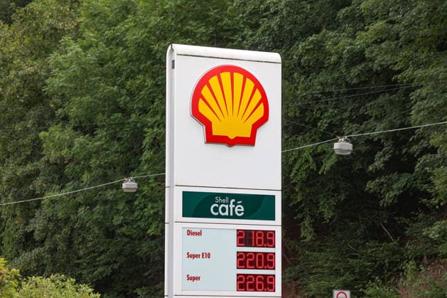 Deutlicher Preissprung nach oben. SHELL Tankstelle in Siegen am Mittag um kurz nach 12:00 Uhr. Der aktuelle Preis fuer (für) Diesel, Super E10 und Super liegt deutlich ueber (über) 2 Euro. Tankstelle, Spritpreise am 09.07.2026 in Siegen Deutschland. *** Significant price jump at the SHELL gas station in Siegen shortly after 12:00 p.m. The current price for diesel, Super E10, and Super is well over 2 euros. Gas station fuel prices on July 9, 2026, in Siegen, Germany