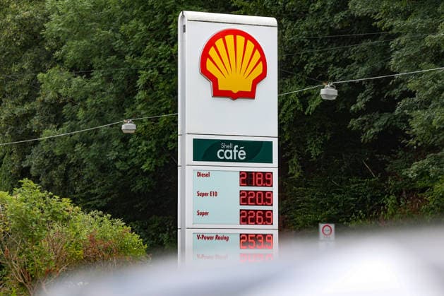 Deutlicher Preissprung nach oben. SHELL Tankstelle in Siegen am Mittag um kurz nach 12:00 Uhr. Der aktuelle Preis fuer (für) Diesel, Super E10 und Super liegt deutlich ueber (über) 2 Euro. Tankstelle, Spritpreise am 09.07.2026 in Siegen Deutschland. *** Significant price jump at the SHELL gas station in Siegen shortly after 12:00 p.m. The current price for diesel, Super E10, and Super is well over 2 euros. Gas station fuel prices on July 9, 2026, in Siegen, Germany