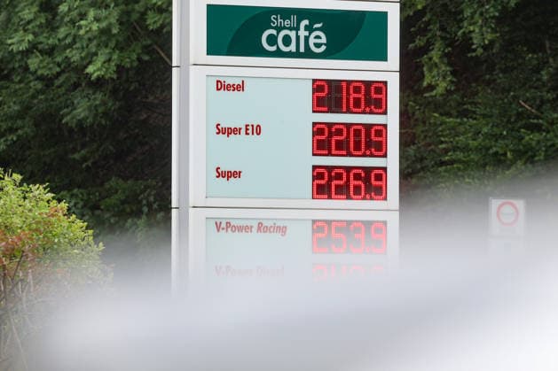 Deutlicher Preissprung nach oben. SHELL Tankstelle in Siegen am Mittag um kurz nach 12:00 Uhr. Der aktuelle Preis fuer (für) Diesel, Super E10 und Super liegt deutlich ueber (über) 2 Euro. Tankstelle, Spritpreise am 09.07.2026 in Siegen Deutschland. *** Significant price jump at the SHELL gas station in Siegen shortly after 12:00 p.m. The current price for diesel, Super E10, and Super is well over 2 euros. Gas station fuel prices on July 9, 2026, in Siegen, Germany