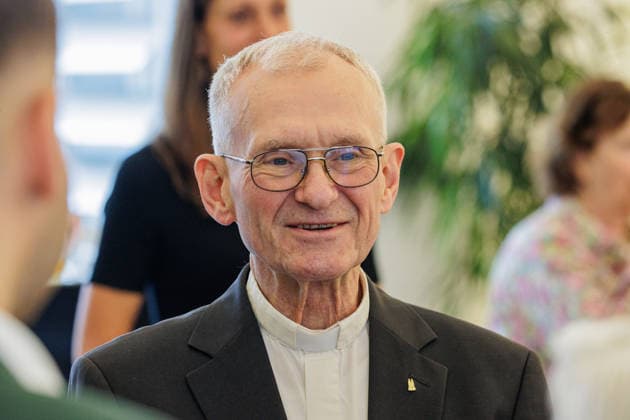 09.07.2026. Düsseldorf. Pfarrer Franz Meurer aus Köln wird mit der Mevlüde-Genc-Medaille des Landes Nordrhein-Westfalen ausgezeichnet. Düsseldorf Staatskanzlei, Horionplatz 1 Nordrhein-Westfalen Deutschland *** July 9, 2026, Düsseldorf: Pastor Franz Meurer from Cologne is awarded the Mevlüde Genc Medal by the State of North Rhine-Westphalia. Düsseldorf State Chancellery, Horionplatz 1, North Rhine-Westphalia, Germany