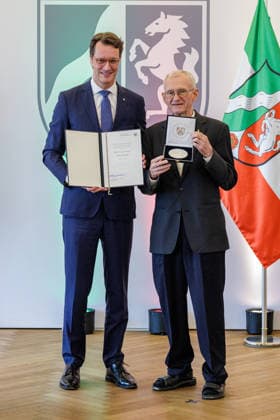 09.07.2026. Düsseldorf. Pfarrer Franz Meurer (r) aus Köln wird von NRW-Ministerpräsident Hendrik Wüst (l) mit der Mevlüde-Genc-Medaille des Landes Nordrhein-Westfalen ausgezeichnet. Düsseldorf Staatskanzlei, Horionplatz 1 Nordrhein-Westfalen Deutschland *** July 9, 2026, Düsseldorf: Pastor Franz Meurer (right), from Cologne, is awarded the Mevlüde Genc Medal of the State of North Rhine-Westphalia by North Rhine-Westphalia Minister President Hendrik Wüst (left). Düsseldorf State Chancellery, Horionplatz 1, North Rhine-Westphalia, Germany