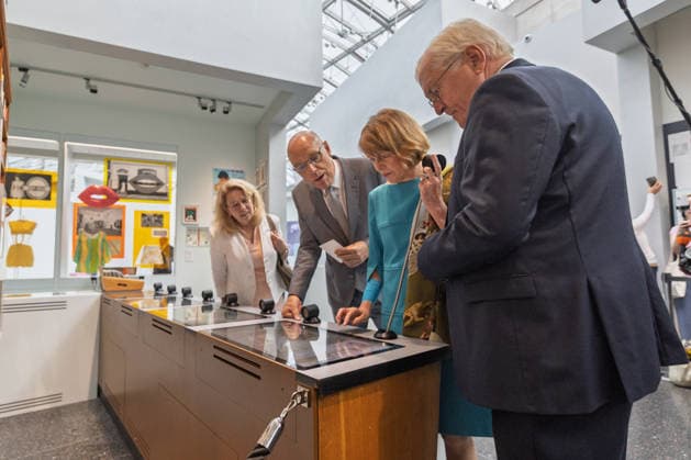 Haus der Geschichte Bonn - Übergabe letztes Steinkohle-Stück Rundgang mit Ständige Vertretung des Leitenden Beamten beim Beauftragten der Bundesregierung für Kultur und Medien Maria BERING, Präsident Haus der Geschichte Harald BIERMANN, Elke BÜDENBENDER, Bundespräsident Frank-Walter STEINMEIER -Übergabe des letzten in Deutschland geförderten Stücks Steinkohle an das Haus der Geschichte in Bonn. Das Exponat steht symbolisch für das Ende des deutschen Steinkohlenbergbaus und wird Teil der Dauerausstellung Du bist Teil der Geschichte. Deutschland seit 1945 . Bonn Nordrhein-Westfalen Deutschland *** House of History, Bonn: Handover of the Last Piece of Hard Coal; Tour with Maria BERING, Permanent Representative of the Chief Officia Copyright: xMarcxJohnx