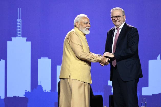 NARENDRA MODI AUSTRALIA VISIT, Indian Prime Minister Narendra Modi (left) and Australian Prime Minister Anthony Albanese farewell the crowd during the Melbourne Meets Modi community event at Marvel Stadium in Melbourne, Thursday, July 9, 2026. ( NO ARCHIVING MELBOURNE VICTORIA AUSTRALIA  Copyright: xJOELxCARRETTx 20260709137262685466