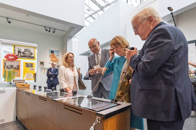 Haus der Geschichte Bonn - Übergabe letztes Steinkohle-Stück Rundgang mit Ständige Vertretung des Leitenden Beamten beim Beauftragten der Bundesregierung für Kultur und Medien Maria BERING, Präsident Haus der Geschichte Harald BIERMANN, Elke BÜDENBENDER, Bundespräsident Frank-Walter STEINMEIER -Übergabe des letzten in Deutschland geförderten Stücks Steinkohle an das Haus der Geschichte in Bonn. Das Exponat steht symbolisch für das Ende des deutschen Steinkohlenbergbaus und wird Teil der Dauerausstellung Du bist Teil der Geschichte. Deutschland seit 1945 . Bonn Nordrhein-Westfalen Deutschland *** House of History, Bonn: Handover of the Last Piece of Hard Coal; Tour with Maria BERING, Permanent Representative of the Chief Officia Copyright: xMarcxJohnx