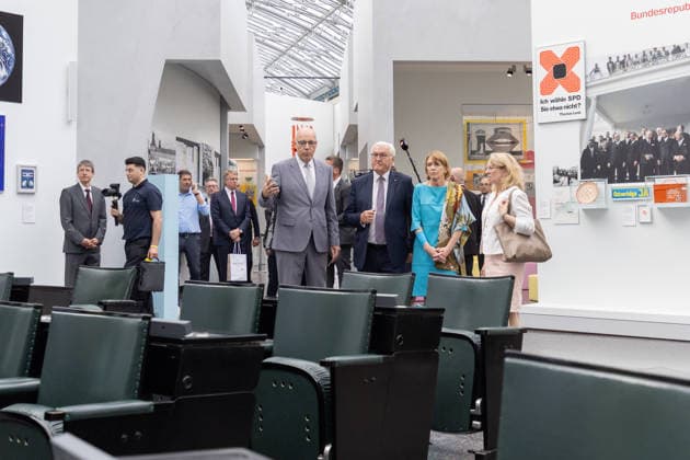 Haus der Geschichte Bonn - Übergabe letztes Steinkohle-Stück Rundgang mit Präsident Haus der Geschichte Harald BIERMANN, Bundespräsident Frank-Walter STEINMEIER, Elke BÜDENBENDER, Ständige Vertretung des Leitenden Beamten beim Beauftragten der Bundesregierung für Kultur und Medien Maria BERING - Übergabe des letzten in Deutschland geförderten Stücks Steinkohle an das Haus der Geschichte in Bonn. Das Exponat steht symbolisch für das Ende des deutschen Steinkohlenbergbaus und wird Teil der Dauerausstellung Du bist Teil der Geschichte. Deutschland seit 1945 . Bonn Nordrhein-Westfalen Deutschland *** House of History, Bonn: Handover of the Last Piece of Hard Coal; Tour with Harald BIERMANN, President of the House of History; Federa Copyright: xMarcxJohnx