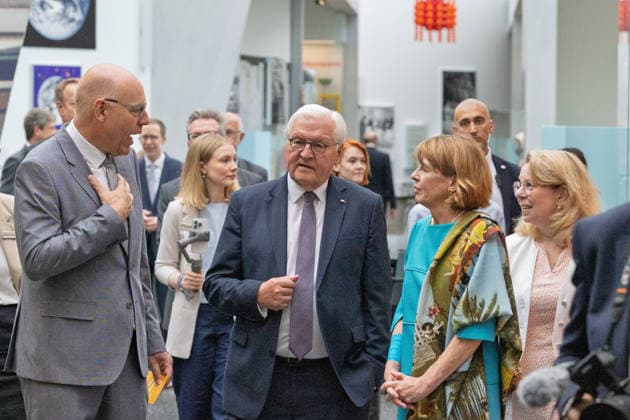 Haus der Geschichte Bonn - Übergabe letztes Steinkohle-Stück Rundgang mit Präsident Haus der Geschichte Harald BIERMANN, Bundespräsident Frank-Walter STEINMEIER, Elke BÜDENBENDER, Ständige Vertretung des Leitenden Beamten beim Beauftragten der Bundesregierung für Kultur und Medien Maria BERING - Übergabe des letzten in Deutschland geförderten Stücks Steinkohle an das Haus der Geschichte in Bonn. Das Exponat steht symbolisch für das Ende des deutschen Steinkohlenbergbaus und wird Teil der Dauerausstellung Du bist Teil der Geschichte. Deutschland seit 1945 . Bonn Nordrhein-Westfalen Deutschland *** House of History, Bonn: Handover of the Last Piece of Hard Coal; Tour with Harald BIERMANN, President of the House of History; Federa Copyright: xMarcxJohnx