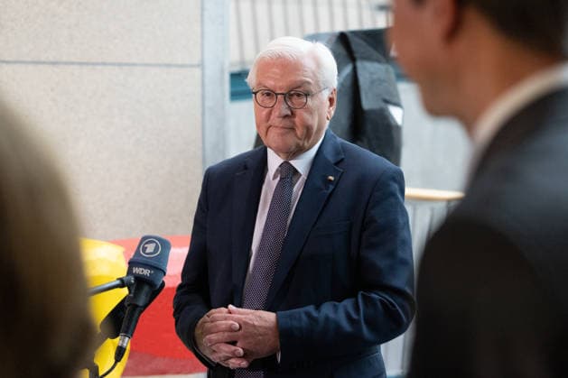 Haus der Geschichte Bonn - Übergabe letztes Steinkohle-Stück Übergabe des letzten in Deutschland geförderten Stücks Steinkohle an das Haus der Geschichte in Bonn. Das Exponat steht symbolisch für das Ende des deutschen Steinkohlenbergbaus und wird Teil der Dauerausstellung Du bist Teil der Geschichte. Deutschland seit 1945 . Bonn Nordrhein-Westfalen Deutschland *** Haus der Geschichte Bonn: Handover of the Last Piece of Hard Coal Handover of the last piece of hard coal mined in Germany to the Haus der Geschichte in Bonn. The exhibit symbolizes the end of German hard coal mining and will become part of the permanent exhibition You Are Part of History: Germany Since 1945 in Bonn, North Rhine-Westphalia Germany Copyright: xMarcxJohnx