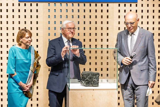 Haus der Geschichte Bonn - Übergabe letztes Steinkohle-Stück Übergabe des letzten in Deutschland geförderten Stücks Steinkohle an das Haus der Geschichte in Bonn. Das Exponat steht symbolisch für das Ende des deutschen Steinkohlenbergbaus und wird Teil der Dauerausstellung Du bist Teil der Geschichte. Deutschland seit 1945 . Bonn Nordrhein-Westfalen Deutschland *** Haus der Geschichte Bonn: Handover of the Last Piece of Hard Coal Handover of the last piece of hard coal mined in Germany to the Haus der Geschichte in Bonn. The exhibit symbolizes the end of German hard coal mining and will become part of the permanent exhibition You Are Part of History: Germany Since 1945 in Bonn, North Rhine-Westphalia Germany Copyright: xMarcxJohnx