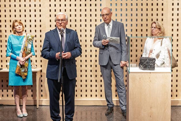 Haus der Geschichte Bonn - Übergabe letztes Steinkohle-Stück Elke BÜDENBENDER, Bundespräsident Frank-Walter STEINMEIER, Präsident Haus der Geschichte Harald BIERMANN, Ständige Vertretung des Leitenden Beamten beim Beauftragten der Bundesregierung für Kultur und Medien Maria BERING - Übergabe des letzten in Deutschland geförderten Stücks Steinkohle an das Haus der Geschichte in Bonn. Das Exponat steht symbolisch für das Ende des deutschen Steinkohlenbergbaus und wird Teil der Dauerausstellung Du bist Teil der Geschichte. Deutschland seit 1945 . Bonn Nordrhein-Westfalen Deutschland *** House of History, Bonn: Handover of the Last Piece of Hard Coal—Elke BÜDENBENDER, Federal President Frank Walter STEINMEIER, President of the Hous Copyright: xMarcxJohnx