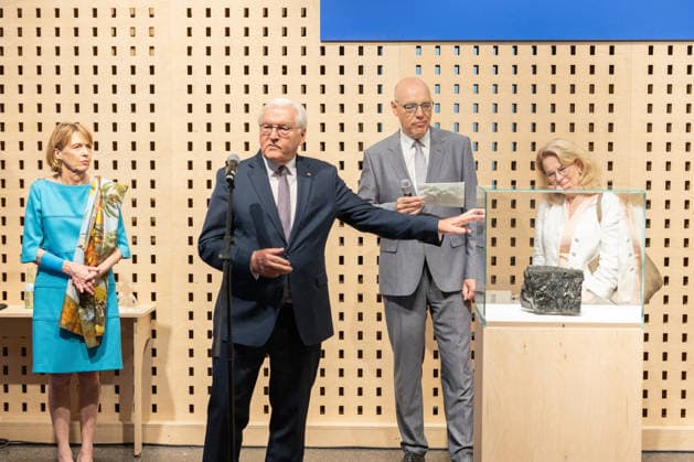 Haus der Geschichte Bonn - Übergabe letztes Steinkohle-Stück Elke BÜDENBENDER, Bundespräsident Frank-Walter STEINMEIER, Präsident Haus der Geschichte Harald BIERMANN, Ständige Vertretung des Leitenden Beamten beim Beauftragten der Bundesregierung für Kultur und Medien Maria BERING - Übergabe des letzten in Deutschland geförderten Stücks Steinkohle an das Haus der Geschichte in Bonn. Das Exponat steht symbolisch für das Ende des deutschen Steinkohlenbergbaus und wird Teil der Dauerausstellung Du bist Teil der Geschichte. Deutschland seit 1945 . Bonn Nordrhein-Westfalen Deutschland *** House of History, Bonn: Handover of the Last Piece of Hard Coal—Elke BÜDENBENDER, Federal President Frank Walter STEINMEIER, President of the Hous Copyright: xMarcxJohnx