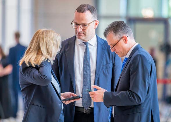 Nina Warken + Jens Spahn + Thorsten Frei EUR, Deutschland, Berlin, 09.07.2026: v.l.n.r. Nina Warken, Jens Spahn und Thorsten Frei diskutieren auf der Plenarsaalebene nach der Regierungserklärung im Deutschen Bundestag zur aktuellen politischen Lage durch den Bundeskanzler Friedrich Merz (CDU). *** Nina Warken, Jens Spahn, Thorsten Frei, EUR, Germany, Berlin, July 9, 2026 (from left to right): Nina Warken, Jens Spahn, and Thorsten Frei are discussing the current political situation on the plenary floor of the German Bundestag following the government statement by Federal Chancellor Friedrich Merz (CDU).
