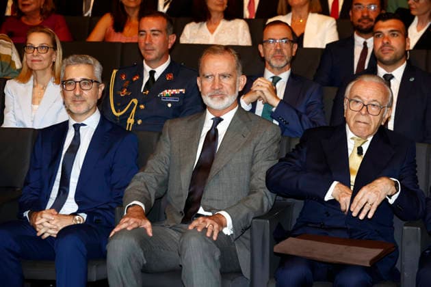 King Felipe presides over the award ceremony for the 44th edition of the La Caixa Foundation’s postgraduate scholarships abroad. King Felipe VI and Isidro Fainé during the award ceremony for the 44th edition of the La Caixa Foundation’s postgraduate scholarships abroad, July 9, 2026, in Madrid, Spain CELEBRITIES LA CAIXA FOUNDATION SCHOLARSHIPS Antonio Gutié Madrid Madrid Spain  Copyright: xAntonioxGutiÃ rrezx 7655486