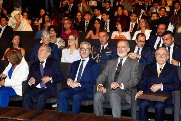 King Felipe presides over the award ceremony for the 44th edition of the La Caixa Foundation’s Javier Godó i Postgraduate Scholarships Abroad, King Felipe VI and Isidro Fainé during the award ceremony for the 44th edition of the La Caixa Foundation’s postgraduate scholarships abroad, July 9, 2026, in Madrid, Spain CELEBRITIES LA CAIXA FOUNDATION SCHOLARSHIPS Antonio Gutié Madrid Madrid Spain  Copyright: xAntonioxGutiÃ rrezx 7655493