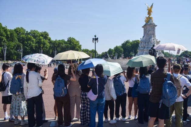 July 9, 2026, London, England, United Kingdom: People shield from the scorching sun under umbrellas outside Buckingham Palace as the UK is hit by another heatwave. London United Kingdom - ZUMAv130 20260709_zip_v130_006 Copyright: xVukxValcicx
