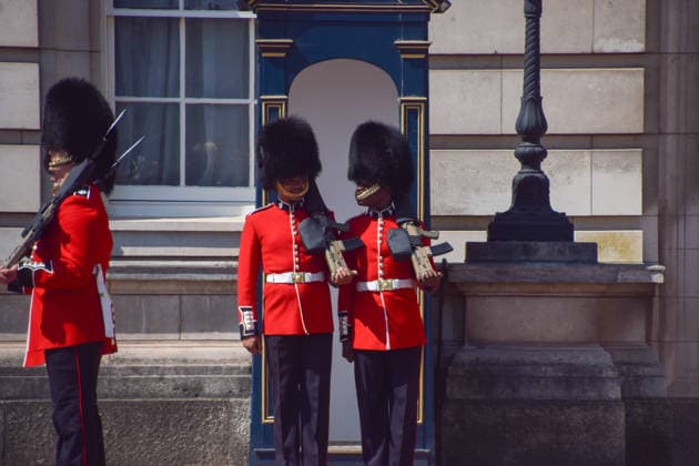 July 9, 2026, London, England, United Kingdom: King s Guards change outside Buckingham Palace as the UK is hit by another heatwave. London United Kingdom - ZUMAv130 20260709_zip_v130_007 Copyright: xVukxValcicx