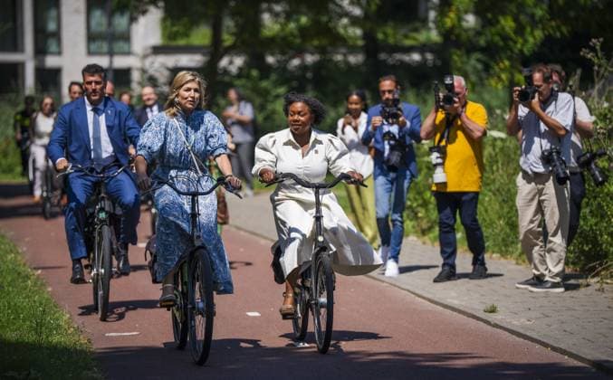 AMSTERDAM - Queen Maxima, Minister Hans Vijlbrief (Social Affairs and Employment), and Alderman for Social Justice Araya Sumter cycled to the K-buurt during a visit to Amsterdam Zuidoost. The visit took place as part of the Debt-Free Neighborhood initiative, focusing on a structural approach to debt and financial problems. FREEK VAN DEN BERGH ANP netherlands out - belgium out  Copyright: xx x563196941x originalFilename: 563196941.jpg
