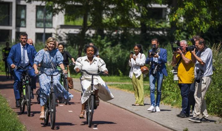 AMSTERDAM - Queen Maxima, Minister Hans Vijlbrief (Social Affairs and Employment), and Alderman for Social Justice Araya Sumter cycled to the K-buurt during a visit to Amsterdam Zuidoost. The visit took place as part of the Debt-Free Neighborhood initiative, focusing on a structural approach to debt and financial problems. FREEK VAN DEN BERGH ANP netherlands out - belgium out Copyright: xx x563196957x originalFilename: 563196957