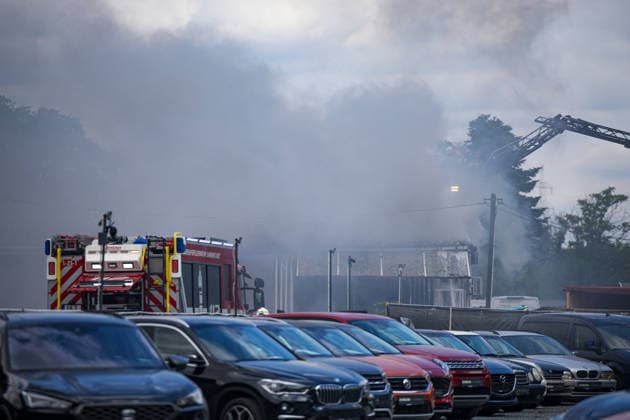 Vollbrand in Autowerkstatt - Großeinsatz der Feuerwehr Am 09.07.2026 kam es gegen 11.15 Uhr in einer Autowerkstatt in der Pallaswiesenstraße in Darmstadt zu einem Brand. Die Ursache ist bislang unbekannt, die Feuerwehr ist mit Löscharbeiten im Einsatz. Die Pallaswiesenstraße ist zwischen Mainzer Straße und Pfnorstraße für den Verkehr gesperrt. Wegen starker Rauchentwicklung wurden Anwohner gebeten, Fenster und Türen geschlossen zu halten. Angaben zur Brandursache und zu Schäden liegen noch nicht vor. Darmstadt Nord Hessen Deutschland *** Major Fire at Auto Repair Shop; Large-Scale Fire Department Response On July 9, 2026, at approximately 11:15 a.m., a fire broke out at an auto repair shop on Pallaswiesenstraße in Darmstadt. The ca