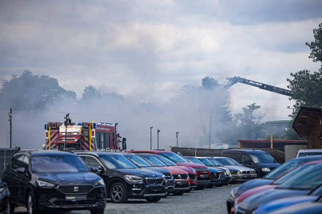 Vollbrand in Autowerkstatt - Großeinsatz der Feuerwehr Am 09.07.2026 kam es gegen 11.15 Uhr in einer Autowerkstatt in der Pallaswiesenstraße in Darmstadt zu einem Brand. Die Ursache ist bislang unbekannt, die Feuerwehr ist mit Löscharbeiten im Einsatz. Die Pallaswiesenstraße ist zwischen Mainzer Straße und Pfnorstraße für den Verkehr gesperrt. Wegen starker Rauchentwicklung wurden Anwohner gebeten, Fenster und Türen geschlossen zu halten. Angaben zur Brandursache und zu Schäden liegen noch nicht vor. Darmstadt Nord Hessen Deutschland *** Major Fire at Auto Repair Shop; Large-Scale Fire Department Response On July 9, 2026, at approximately 11:15 a.m., a fire broke out at an auto repair shop on Pallaswiesenstraße in Darmstadt. The ca