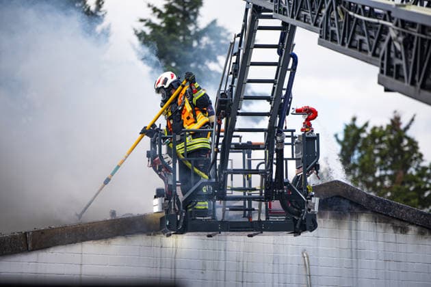 Vollbrand in Autowerkstatt - Großeinsatz der Feuerwehr Am 09.07.2026 kam es gegen 11.15 Uhr in einer Autowerkstatt in der Pallaswiesenstraße in Darmstadt zu einem Brand. Die Ursache ist bislang unbekannt, die Feuerwehr ist mit Löscharbeiten im Einsatz. Die Pallaswiesenstraße ist zwischen Mainzer Straße und Pfnorstraße für den Verkehr gesperrt. Wegen starker Rauchentwicklung wurden Anwohner gebeten, Fenster und Türen geschlossen zu halten. Angaben zur Brandursache und zu Schäden liegen noch nicht vor. Darmstadt Nord Hessen Deutschland *** Major Fire at Auto Repair Shop; Large-Scale Fire Department Response On July 9, 2026, at approximately 11:15 a.m., a fire broke out at an auto repair shop on Pallaswiesenstraße in Darmstadt. The ca