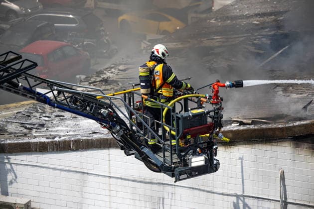Vollbrand in Autowerkstatt - Großeinsatz der Feuerwehr Am 09.07.2026 kam es gegen 11.15 Uhr in einer Autowerkstatt in der Pallaswiesenstraße in Darmstadt zu einem Brand. Die Ursache ist bislang unbekannt, die Feuerwehr ist mit Löscharbeiten im Einsatz. Die Pallaswiesenstraße ist zwischen Mainzer Straße und Pfnorstraße für den Verkehr gesperrt. Wegen starker Rauchentwicklung wurden Anwohner gebeten, Fenster und Türen geschlossen zu halten. Angaben zur Brandursache und zu Schäden liegen noch nicht vor. Darmstadt Nord Hessen Deutschland *** Major Fire at Auto Repair Shop; Large-Scale Fire Department Response On July 9, 2026, at approximately 11:15 a.m., a fire broke out at an auto repair shop on Pallaswiesenstraße in Darmstadt. The ca