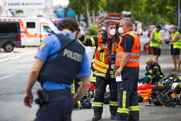 Vollbrand in Autowerkstatt - Großeinsatz der Feuerwehr Am 09.07.2026 kam es gegen 11.15 Uhr in einer Autowerkstatt in der Pallaswiesenstraße in Darmstadt zu einem Brand. Die Ursache ist bislang unbekannt, die Feuerwehr ist mit Löscharbeiten im Einsatz. Die Pallaswiesenstraße ist zwischen Mainzer Straße und Pfnorstraße für den Verkehr gesperrt. Wegen starker Rauchentwicklung wurden Anwohner gebeten, Fenster und Türen geschlossen zu halten. Angaben zur Brandursache und zu Schäden liegen noch nicht vor. Darmstadt Nord Hessen Deutschland *** Major Fire at Auto Repair Shop; Large-Scale Fire Department Response On July 9, 2026, at approximately 11:15 a.m., a fire broke out at an auto repair shop on Pallaswiesenstraße in Darmstadt. The ca