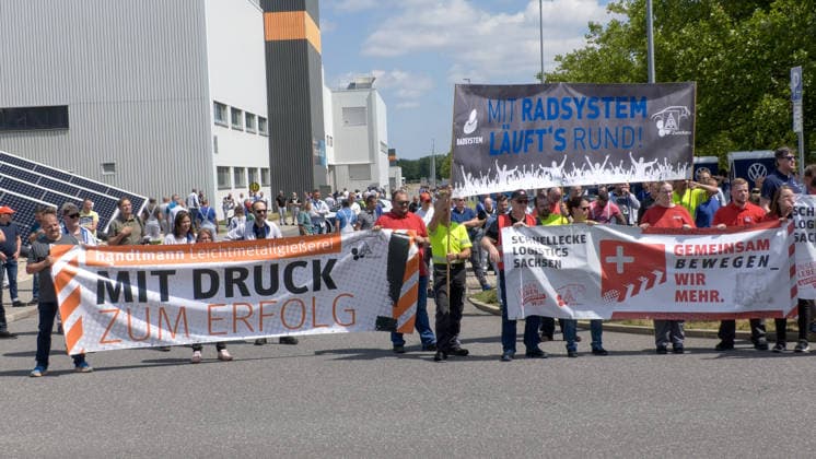 VW-Hammer in Deutschland. Heute gibt es einen Schicksalstag bei VW. Es geht um 4 Werke, denen die Schließung droht. Über den geheimen Rettungsplan wird an diesem Donnerstag im VW-Aufsichtsrat diskutiert. Schon jetzt ist klar: Betriebsrat und Gewerkschaft werden nicht zustimmen. Vor allem dort, wo es um Werke, Jobs und Standortsicherung geht. Es könnten weltweit bis zu 100.000 Stellen wegfallen. Vier deutschen Werken, in denen rund 40.000 Menschen arbeiten, droht das Aus: Hannover, Emden, Zwickau und Neckarsulm. Laut Spiegel könnte die Fahrzeugproduktion dort bis Ende 2034 auslaufen. Ab 2031 zunächst in Zwickau und Emden, 2032 bei VW Nutzfahrzeuge in Hannover und 2034 bei Audi in Neckarsulm. Die Gewerkschaft will so nicht zusehen