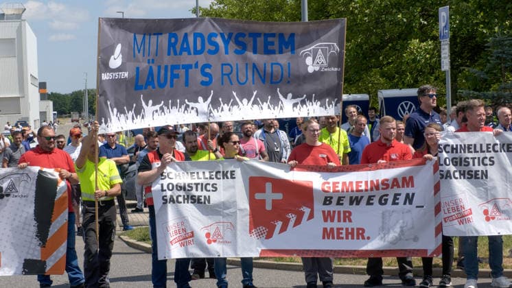 VW-Hammer in Deutschland. Heute gibt es einen Schicksalstag bei VW. Es geht um 4 Werke, denen die Schließung droht. Über den geheimen Rettungsplan wird an diesem Donnerstag im VW-Aufsichtsrat diskutiert. Schon jetzt ist klar: Betriebsrat und Gewerkschaft werden nicht zustimmen. Vor allem dort, wo es um Werke, Jobs und Standortsicherung geht. Es könnten weltweit bis zu 100.000 Stellen wegfallen. Vier deutschen Werken, in denen rund 40.000 Menschen arbeiten, droht das Aus: Hannover, Emden, Zwickau und Neckarsulm. Laut Spiegel könnte die Fahrzeugproduktion dort bis Ende 2034 auslaufen. Ab 2031 zunächst in Zwickau und Emden, 2032 bei VW Nutzfahrzeuge in Hannover und 2034 bei Audi in Neckarsulm. Die Gewerkschaft will so nicht zusehen