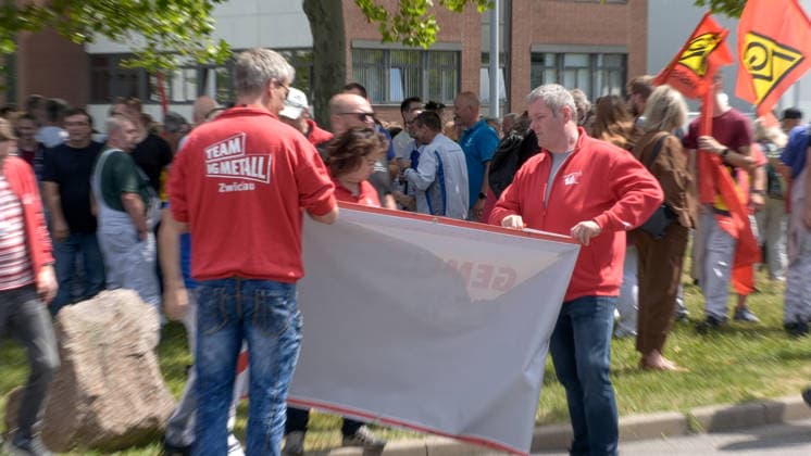 VW-Hammer in Deutschland. Heute gibt es einen Schicksalstag bei VW. Es geht um 4 Werke, denen die Schließung droht. Über den geheimen Rettungsplan wird an diesem Donnerstag im VW-Aufsichtsrat diskutiert. Schon jetzt ist klar: Betriebsrat und Gewerkschaft werden nicht zustimmen. Vor allem dort, wo es um Werke, Jobs und Standortsicherung geht. Es könnten weltweit bis zu 100.000 Stellen wegfallen. Vier deutschen Werken, in denen rund 40.000 Menschen arbeiten, droht das Aus: Hannover, Emden, Zwickau und Neckarsulm. Laut Spiegel könnte die Fahrzeugproduktion dort bis Ende 2034 auslaufen. Ab 2031 zunächst in Zwickau und Emden, 2032 bei VW Nutzfahrzeuge in Hannover und 2034 bei Audi in Neckarsulm. Die Gewerkschaft will so nicht zusehen