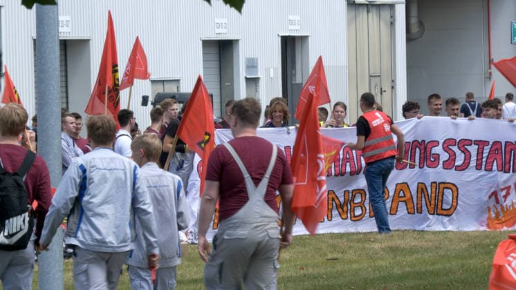 VW-Hammer in Deutschland. Heute gibt es einen Schicksalstag bei VW. Es geht um 4 Werke, denen die Schließung droht. Über den geheimen Rettungsplan wird an diesem Donnerstag im VW-Aufsichtsrat diskutiert. Schon jetzt ist klar: Betriebsrat und Gewerkschaft werden nicht zustimmen. Vor allem dort, wo es um Werke, Jobs und Standortsicherung geht. Es könnten weltweit bis zu 100.000 Stellen wegfallen. Vier deutschen Werken, in denen rund 40.000 Menschen arbeiten, droht das Aus: Hannover, Emden, Zwickau und Neckarsulm. Laut Spiegel könnte die Fahrzeugproduktion dort bis Ende 2034 auslaufen. Ab 2031 zunächst in Zwickau und Emden, 2032 bei VW Nutzfahrzeuge in Hannover und 2034 bei Audi in Neckarsulm. Die Gewerkschaft will so nicht zusehen