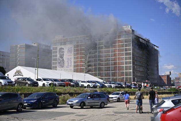 Part of a burning building on the former Bata factory grounds in Zlin collapsed this afternoon, on July 9, 2026. No one was injured at the scene, and no one was inside the building, firefighters reported on X. They have not yet brought the fire under control. Furthermore, there is a risk that the building will continue to collapse, Pavel Reznicek, a spokesperson for the regional fire department, told CTK. The fire broke out this morning on the ninth floor of high-rise building No. 34, where the Zlin-based footwear company Vasky rents warehouse space. Firefighters declared a special alert level-the highest of four, which applies only in extraordinary situations-this morning. The area surrounding the burning building has been cordoned off. (  CTKPhotoP2026070902558