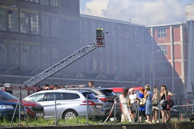 Part of a burning building on the former Bata factory grounds in Zlin collapsed this afternoon, on July 9, 2026. No one was injured at the scene, and no one was inside the building, firefighters reported on X. They have not yet brought the fire under control. Furthermore, there is a risk that the building will continue to collapse, Pavel Reznicek, a spokesperson for the regional fire department, told CTK. The fire broke out this morning on the ninth floor of high-rise building No. 34, where the Zlin-based footwear company Vasky rents warehouse space. Firefighters declared a special alert level-the highest of four, which applies only in extraordinary situations-this morning. The area surrounding the burning building has been cordoned off. (  CTKPhotoP2026070902624