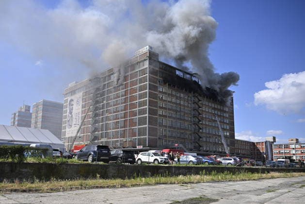Part of a burning building on the former Bata factory grounds in Zlin collapsed this afternoon, on July 9, 2026. No one was injured at the scene, and no one was inside the building, firefighters reported on X. They have not yet brought the fire under control. Furthermore, there is a risk that the building will continue to collapse, Pavel Reznicek, a spokesperson for the regional fire department, told CTK. The fire broke out this morning on the ninth floor of high-rise building No. 34, where the Zlin-based footwear company Vasky rents warehouse space. Firefighters declared a special alert level-the highest of four, which applies only in extraordinary situations-this morning. The area surrounding the burning building has been cordoned off. (  CTKPhotoP2026070902625
