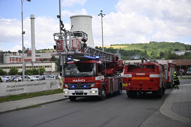 Part of a burning building on the former Bata factory grounds in Zlin collapsed this afternoon, on July 9, 2026. No one was injured at the scene, and no one was inside the building, firefighters reported on X. They have not yet brought the fire under control. Furthermore, there is a risk that the building will continue to collapse, Pavel Reznicek, a spokesperson for the regional fire department, told CTK. The fire broke out this morning on the ninth floor of high-rise building No. 34, where the Zlin-based footwear company Vasky rents warehouse space. Firefighters declared a special alert level-the highest of four, which applies only in extraordinary situations-this morning. The area surrounding the burning building has been cordoned off. (  CTKPhotoP2026070903099