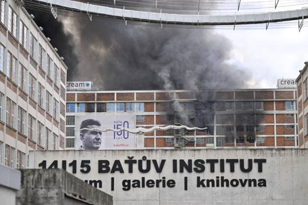Part of a burning building on the former Bata factory grounds in Zlin collapsed this afternoon, on July 9, 2026. No one was injured at the scene, and no one was inside the building, firefighters reported on X. They have not yet brought the fire under control. Furthermore, there is a risk that the building will continue to collapse, Pavel Reznicek, a spokesperson for the regional fire department, told CTK. The fire broke out this morning on the ninth floor of high-rise building No. 34, where the Zlin-based footwear company Vasky rents warehouse space. Firefighters declared a special alert level-the highest of four, which applies only in extraordinary situations-this morning. The area surrounding the burning building has been cordoned off. (  CTKPhotoP2026070904961