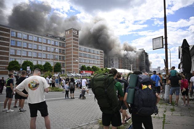 Part of a burning building on the former Bata factory grounds in Zlin collapsed this afternoon, on July 9, 2026. No one was injured at the scene, and no one was inside the building, firefighters reported on X. They have not yet brought the fire under control. Furthermore, there is a risk that the building will continue to collapse, Pavel Reznicek, a spokesperson for the regional fire department, told CTK. The fire broke out this morning on the ninth floor of high-rise building No. 34, where the Zlin-based footwear company Vasky rents warehouse space. Firefighters declared a special alert level-the highest of four, which applies only in extraordinary situations-this morning. The area surrounding the burning building has been cordoned off. (  CTKPhotoP2026070904983