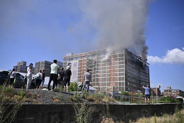 Part of a burning building on the former Bata factory grounds in Zlin collapsed this afternoon, on July 9, 2026. No one was injured at the scene, and no one was inside the building, firefighters reported on X. They have not yet brought the fire under control. Furthermore, there is a risk that the building will continue to collapse, Pavel Reznicek, a spokesperson for the regional fire department, told CTK. The fire broke out this morning on the ninth floor of high-rise building No. 34, where the Zlin-based footwear company Vasky rents warehouse space. Firefighters declared a special alert level-the highest of four, which applies only in extraordinary situations-this morning. The area surrounding the burning building has been cordoned off. (  CTKPhotoP2026070902623