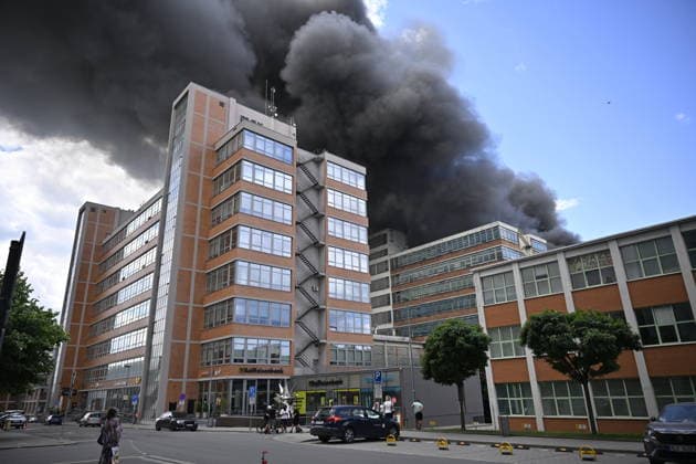 Part of a burning building on the former Bata factory grounds in Zlin collapsed this afternoon, on July 9, 2026. No one was injured at the scene, and no one was inside the building, firefighters reported on X. They have not yet brought the fire under control. Furthermore, there is a risk that the building will continue to collapse, Pavel Reznicek, a spokesperson for the regional fire department, told CTK. The fire broke out this morning on the ninth floor of high-rise building No. 34, where the Zlin-based footwear company Vasky rents warehouse space. Firefighters declared a special alert level-the highest of four, which applies only in extraordinary situations-this morning. The area surrounding the burning building has been cordoned off. (  CTKPhotoP2026070905068
