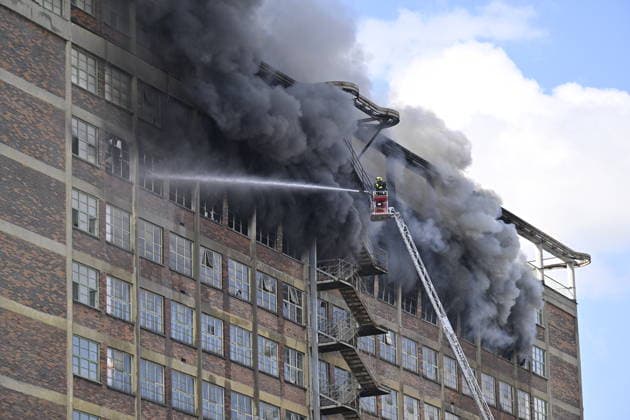 Part of a burning building on the former Bata factory grounds in Zlin collapsed this afternoon, on July 9, 2026. No one was injured at the scene, and no one was inside the building, firefighters reported on X. They have not yet brought the fire under control. Furthermore, there is a risk that the building will continue to collapse, Pavel Reznicek, a spokesperson for the regional fire department, told CTK. The fire broke out this morning on the ninth floor of high-rise building No. 34, where the Zlin-based footwear company Vasky rents warehouse space. Firefighters declared a special alert level-the highest of four, which applies only in extraordinary situations-this morning. The area surrounding the burning building has been cordoned off. (  CTKPhotoP2026070902653