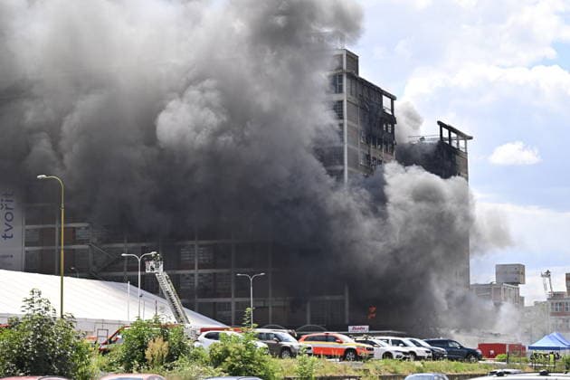 Part of a burning building on the former Bata factory grounds in Zlin collapsed this afternoon, on July 9, 2026. No one was injured at the scene, and no one was inside the building, firefighters reported on X. They have not yet brought the fire under control. Furthermore, there is a risk that the building will continue to collapse, Pavel Reznicek, a spokesperson for the regional fire department, told CTK. The fire broke out this morning on the ninth floor of high-rise building No. 34, where the Zlin-based footwear company Vasky rents warehouse space. Firefighters declared a special alert level-the highest of four, which applies only in extraordinary situations-this morning. The area surrounding the burning building has been cordoned off. (  CTKPhotoP2026070904733