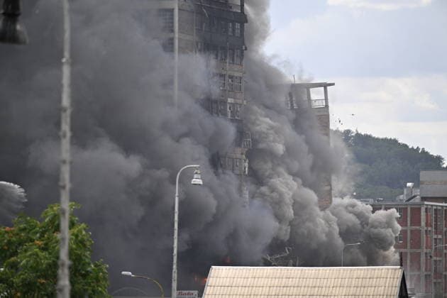 Part of a burning building on the former Bata factory grounds in Zlin collapsed this afternoon, on July 9, 2026. No one was injured at the scene, and no one was inside the building, firefighters reported on X. They have not yet brought the fire under control. Furthermore, there is a risk that the building will continue to collapse, Pavel Reznicek, a spokesperson for the regional fire department, told CTK. The fire broke out this morning on the ninth floor of high-rise building No. 34, where the Zlin-based footwear company Vasky rents warehouse space. Firefighters declared a special alert level-the highest of four, which applies only in extraordinary situations-this morning. The area surrounding the burning building has been cordoned off. (  CTKPhotoP2026070904879
