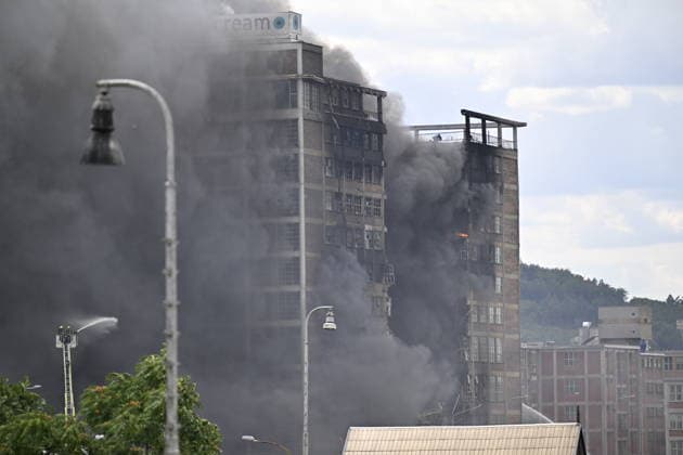 Part of a burning building on the former Bata factory grounds in Zlin collapsed this afternoon, on July 9, 2026. No one was injured at the scene, and no one was inside the building, firefighters reported on X. They have not yet brought the fire under control. Furthermore, there is a risk that the building will continue to collapse, Pavel Reznicek, a spokesperson for the regional fire department, told CTK. The fire broke out this morning on the ninth floor of high-rise building No. 34, where the Zlin-based footwear company Vasky rents warehouse space. Firefighters declared a special alert level-the highest of four, which applies only in extraordinary situations-this morning. The area surrounding the burning building has been cordoned off. (  CTKPhotoP2026070904882