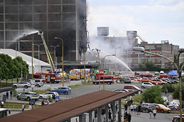 Part of a burning building on the former Bata factory grounds in Zlin collapsed this afternoon, on July 9, 2026. No one was injured at the scene, and no one was inside the building, firefighters reported on X. They have not yet brought the fire under control. Furthermore, there is a risk that the building will continue to collapse, Pavel Reznicek, a spokesperson for the regional fire department, told CTK. The fire broke out this morning on the ninth floor of high-rise building No. 34, where the Zlin-based footwear company Vasky rents warehouse space. Firefighters declared a special alert level-the highest of four, which applies only in extraordinary situations-this morning. The area surrounding the burning building has been cordoned off. (  CTKPhotoP2026070904963