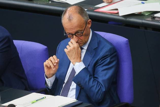 Berlin, Deutschland, 09.07.2026: Deutscher Bundestag: 89. Bundestagssitzung: Bundeskanzler Friedrich Merz (CDU) hört der Debatte nach seiner Regierungserklärung zu *** Berlin, Germany, July 9, 2026 German Bundestag 89th Session of the Bundestag Chancellor Friedrich Merz (CDU) listens to the debate following his government statement Copyright: xdtsxNachrichtenagenturx dts_126850