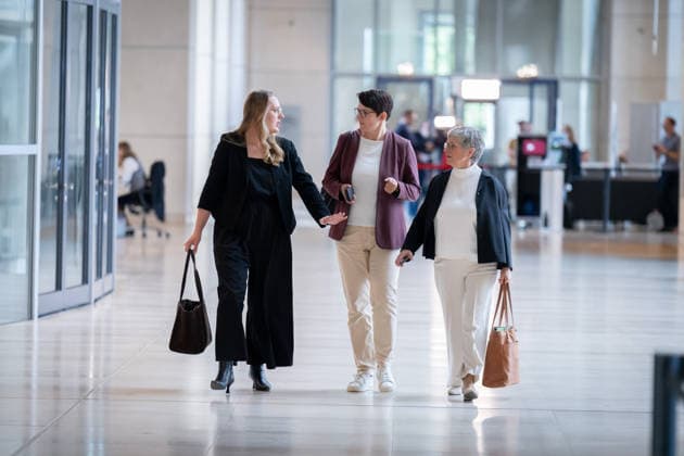 Bundestag, Katharina Dröge, Britta Haßelmann, Irene Mihalic Reichstagsgebäude, Bundestag, Sitzungswoche, Bündnis90 Die Grünen, Katharina Dröge, Britta Haßelmann, Irene Mihalic Berlin Berlin GER *** Bundestag, Katharina Dröge, Britta Haßelmann, Irene Mihalic Reichstag Building, Bundestag, session week, Alliance 90 The Greens, Katharina Dröge, Britta Haßelmann, Irene Mihalic Berlin Berlin GER